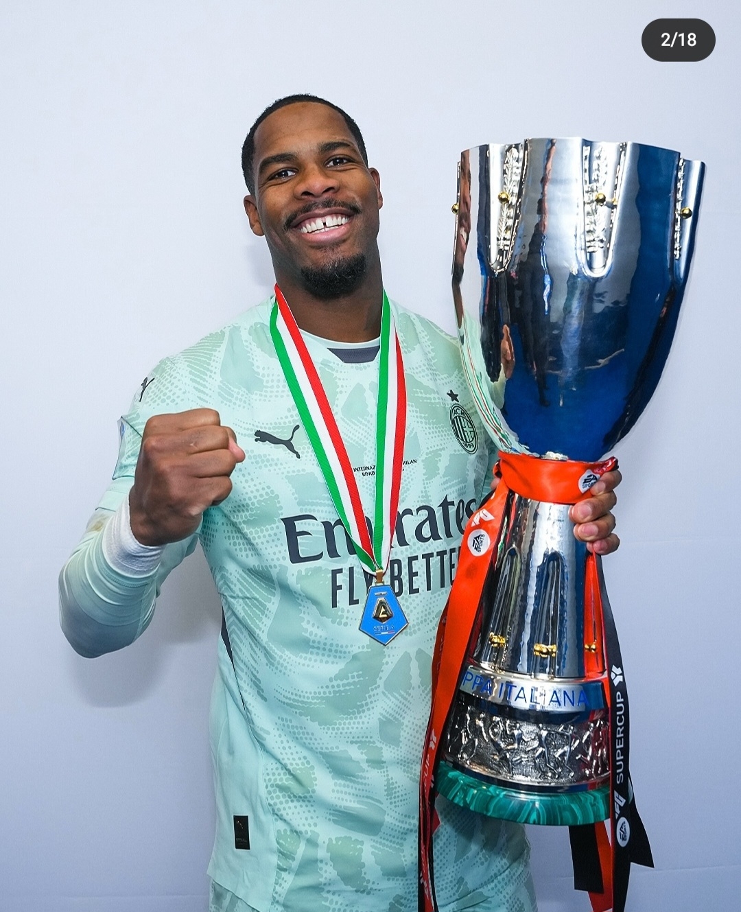 关于意大利足球明星球员目不转睛，助力球队夺冠的信息