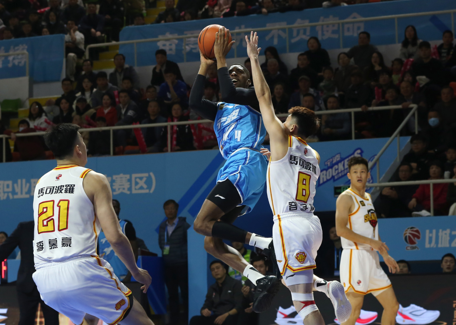 球队实力渐提升，豪取连胜冲击前四的简单介绍