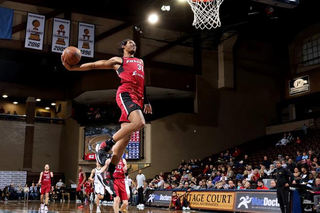 篮网队两颗新星带队床上足踏球场